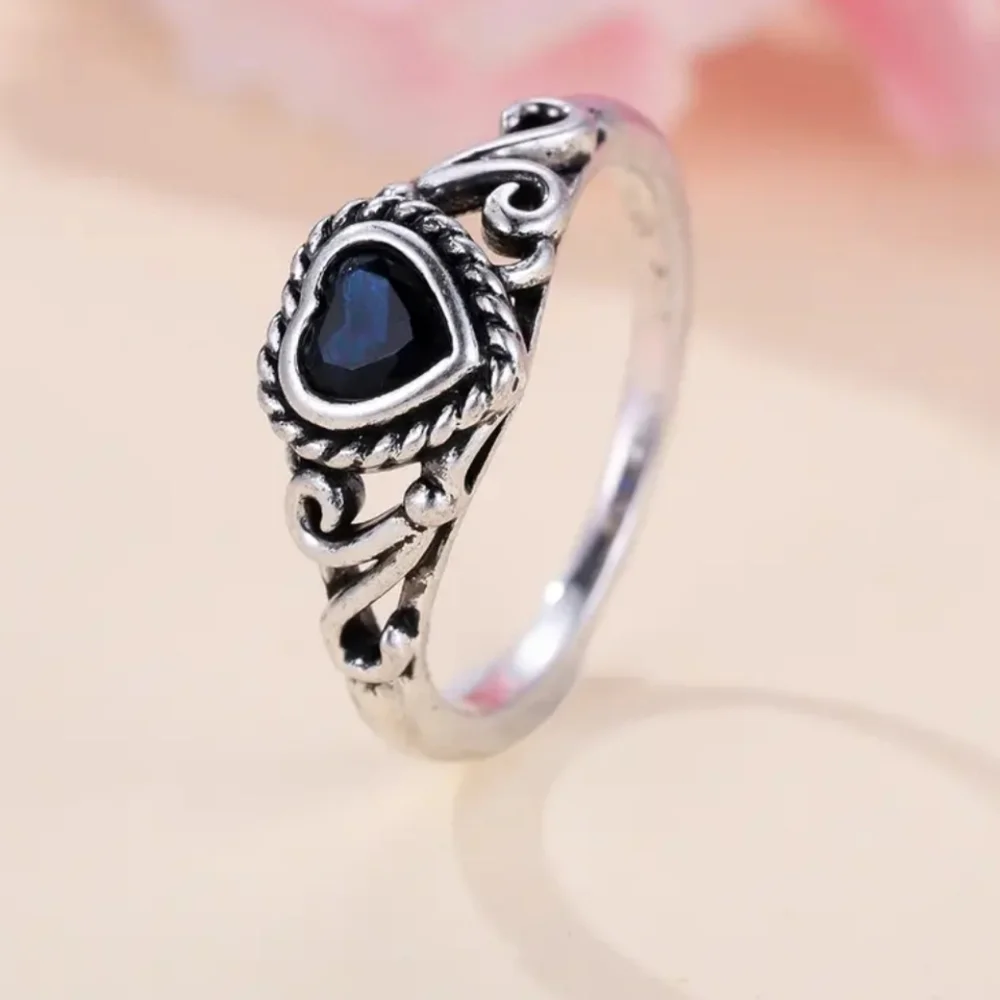 Last one! NEW! Vintage look heart ring size 6
